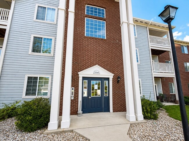 Building Photo - 2704 Bradford Commons Dr Unit 201