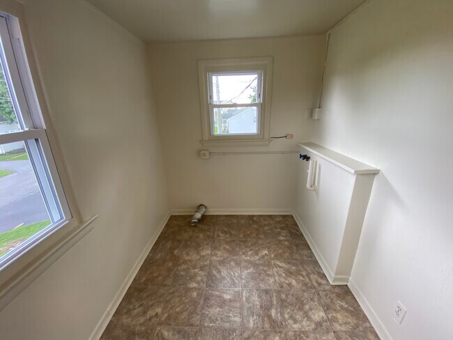 Laundry - 12 Stoltzfus Ln