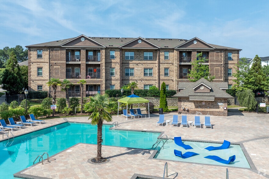 Resort-Style Sparkling Pool