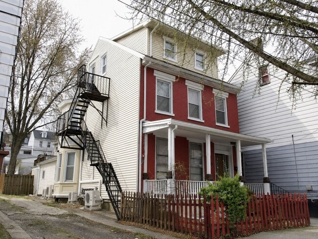 Building Photo - 1020 Ferry St Unit 1
