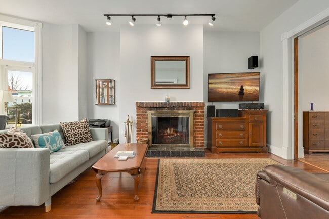 Building Photo - 704 12th St NE Unit A