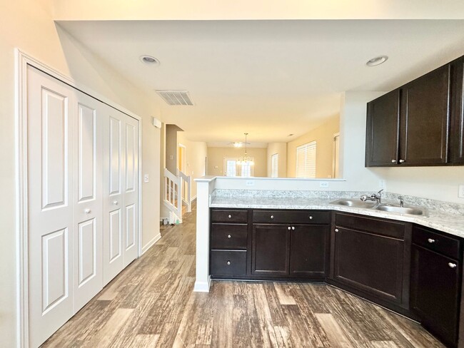 Photo - 3 Bedroom End Unit in Robyn's Glen !