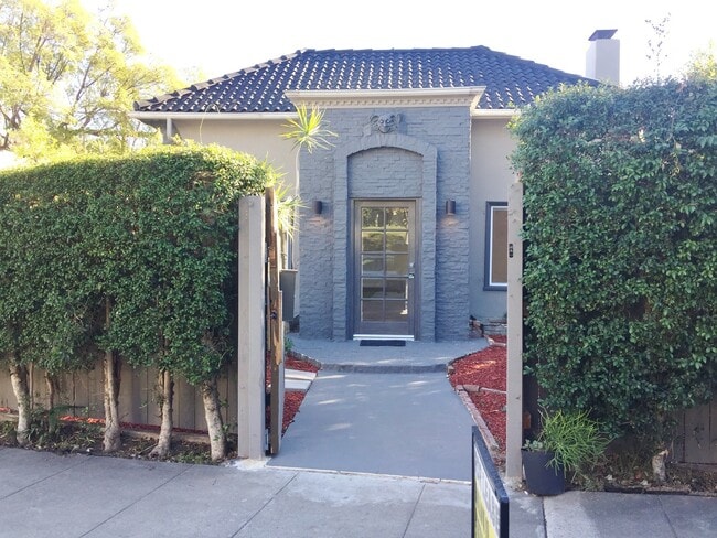 8538 W Knoll Dr