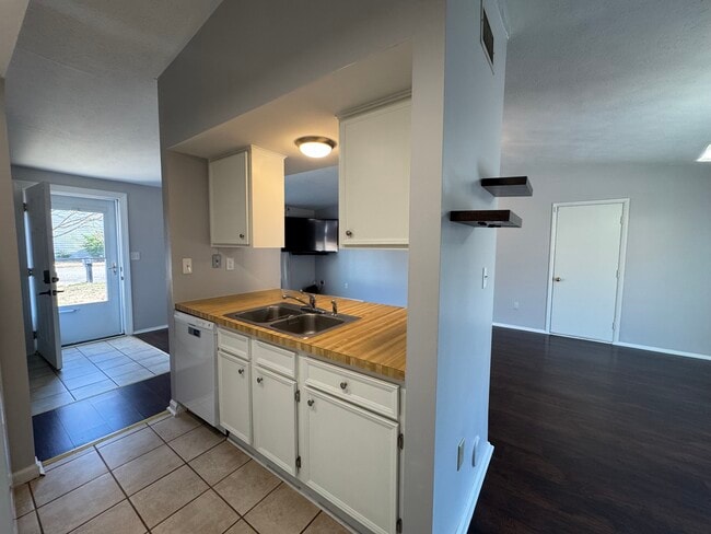 Photo - 261 Windsor Castle Dr