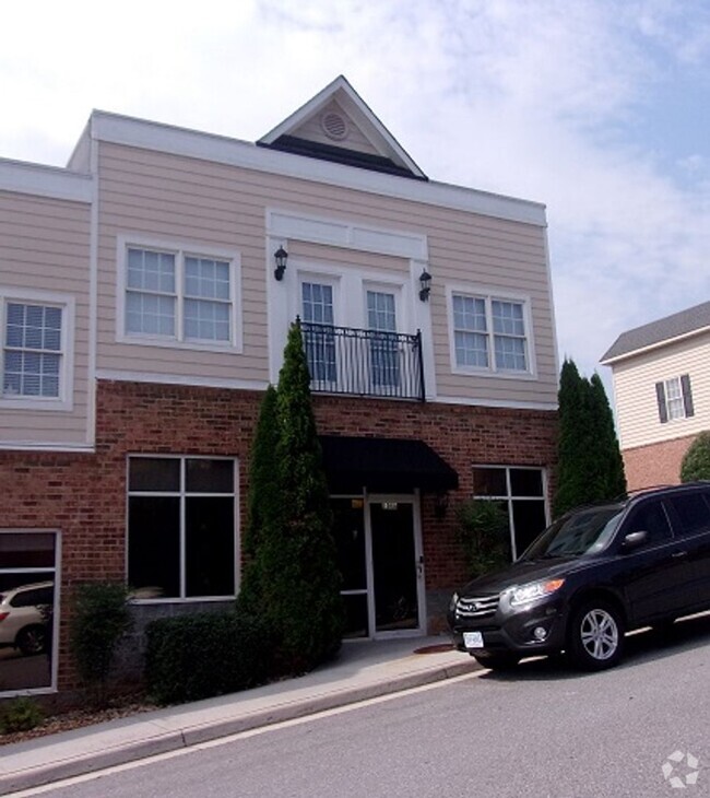 Building Photo - Wyndhurst Town Center-Upper Level Apartment Unit B