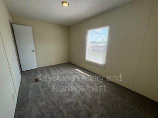 Photo - 822 Monroe Ln