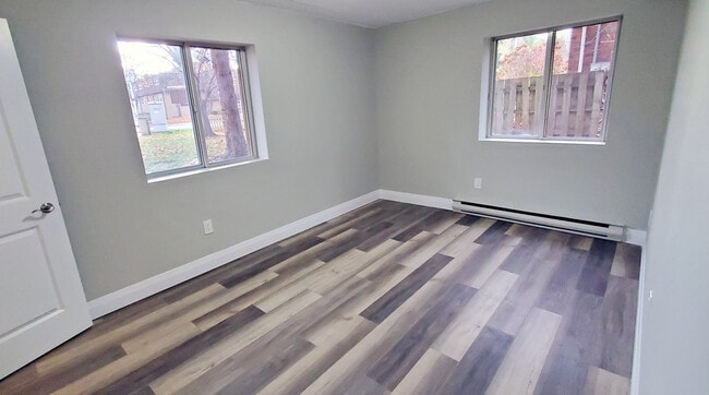 Photo - 349 Queenston St