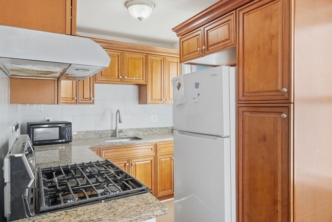 Building Photo - 281 River St Unit 3