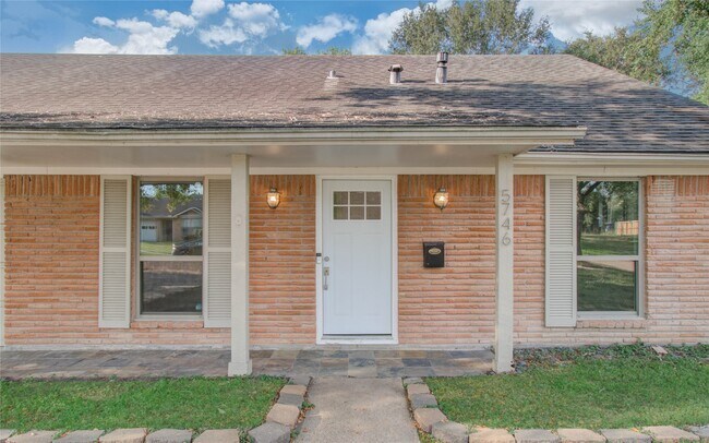 Photo - 5746 Cartagena St