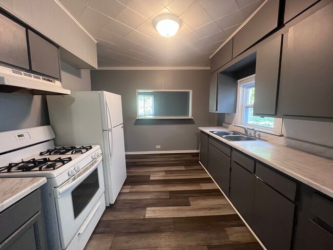 Building Photo - Three Bedroom Single Family Located Near D... Rental