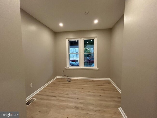 Photo - 245 W Ontario St