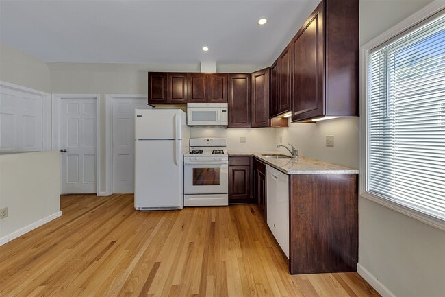 Photo - 1004 17th Ave SE