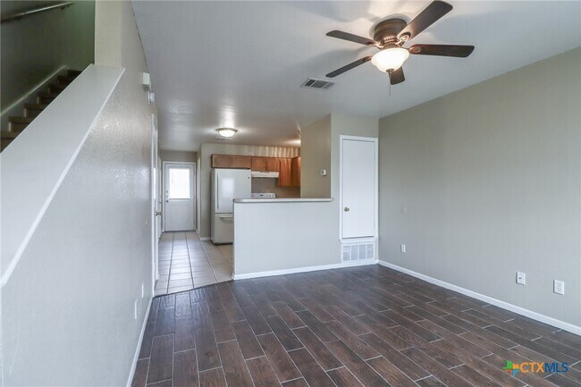 Photo - 807 Leifester Cir