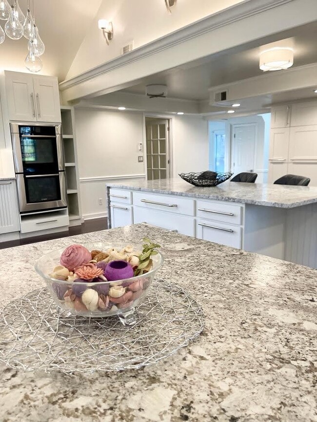 Photo - 915 Woodlawn Dr NE