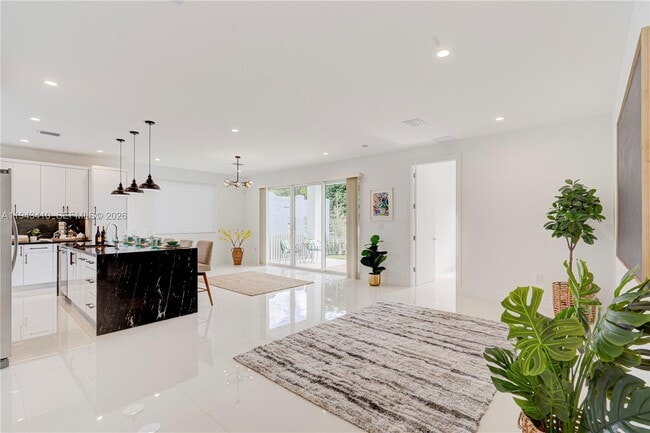 Building Photo - 1805 NW 22nd Ct