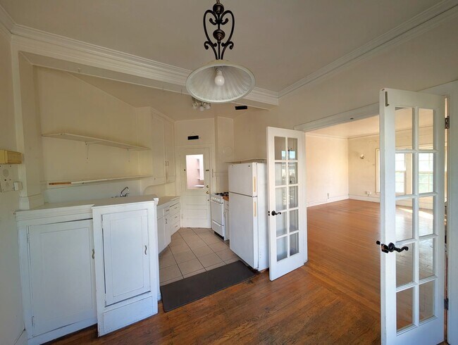 Building Photo - Spacious one-bedroom apartment with Harwoo... Unit 8