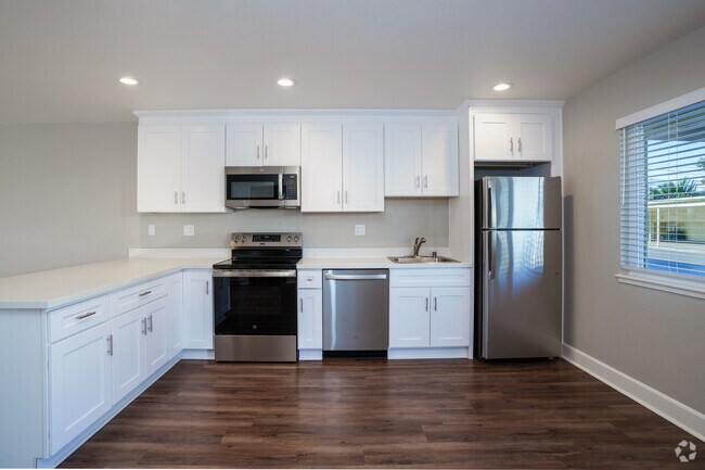 2BR, 1BA - 811SF Upgraded - Kitchen