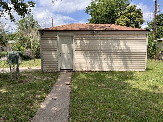 Photo - 3045 Pioneer Ave
