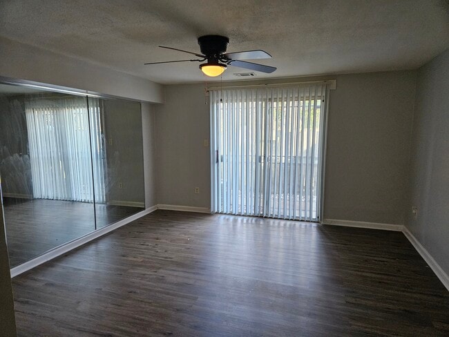 Photo - 1951 Dutch Village Dr