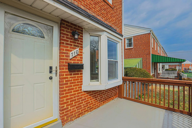 Updated 3 Bedroom 1 bath Townhome with shed! - Updated 3 Bedroom 1 bath Townhome with shed!