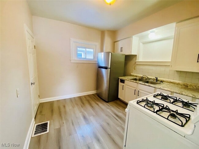 Photo - 383 Black St