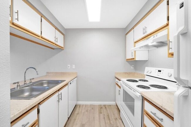 Building Photo - Spacious 2 Bed, 1.5 Bath. townhome with Washer and Dryer!