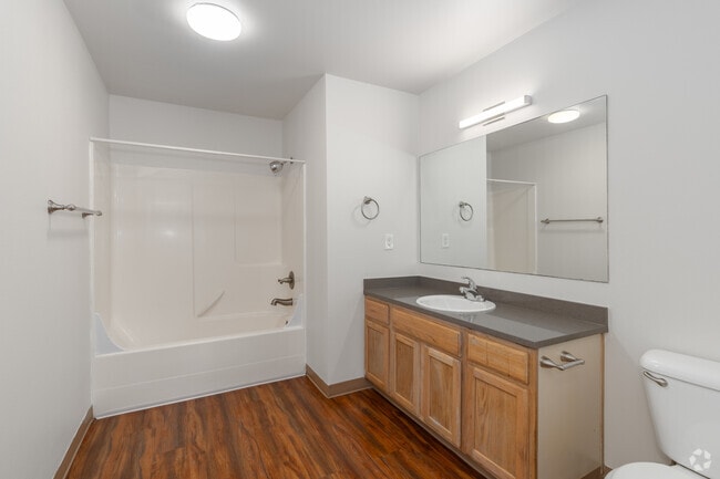 2BR, 1.5BA - 960SF - Bathroom