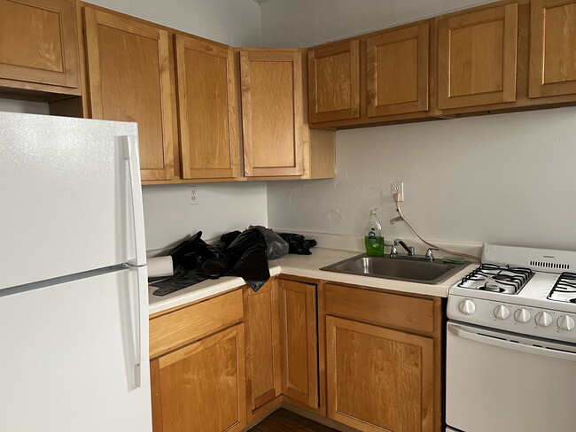 Building Photo - 6538 N Lakewood Ave Unit 6536-5 1 Bed 2 Bath Rental
