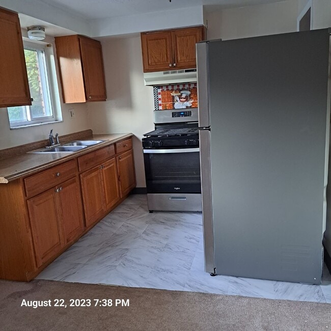 Equipped kitchen - 3305 W Run Rd