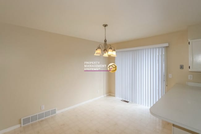 Photo - Spacious 4 Bedroom Murray Home