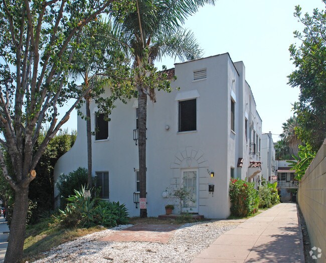 921 West Knoll Apartments - 921 West Knoll Apartments