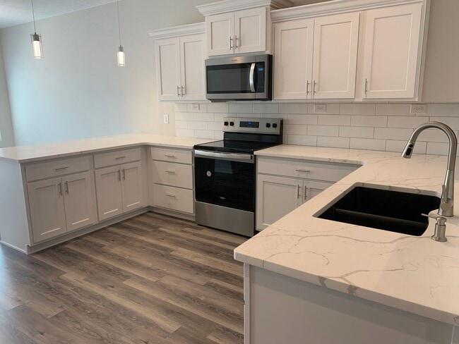 Building Photo - Zero entry ranch townhome with 2 stall garage. Laundry on main level, 2 bedrooms/2.5 bath in SE L...