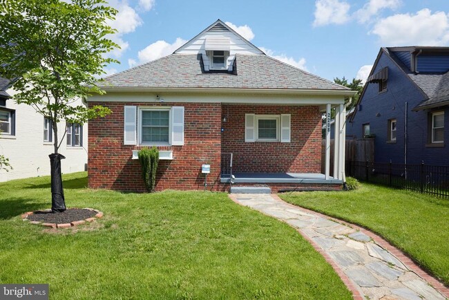 Building Photo - 2208 S St NE Rental