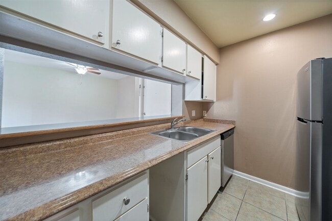 Building Photo - 3055 Walnut Bend Ln Unit 11 Rental