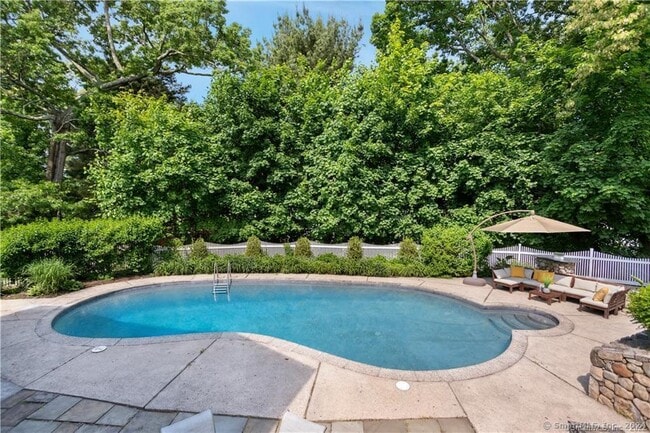 Photo - 4 Ivanhoe Ln