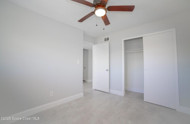 Photo - 230 W Towne Pl Apartamento