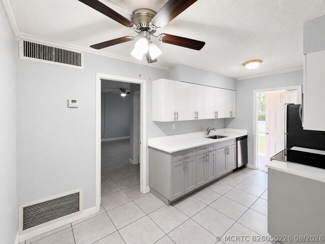 Building Photo - 1001 SW 74th Ave Unit 101a