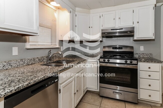 Photo - 1318 E Woodruff Ave