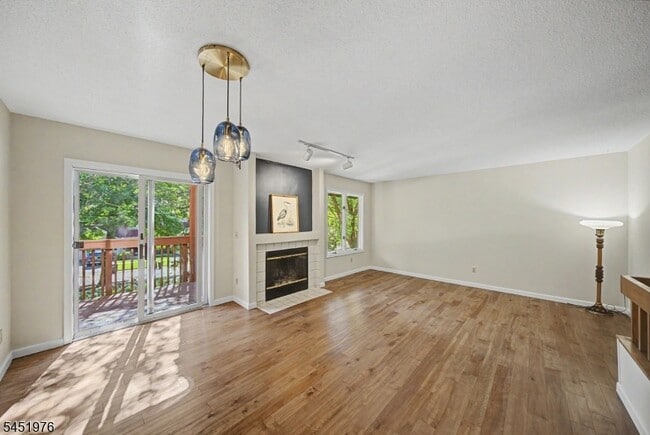 Photo - 24 Pine Hollow Ct