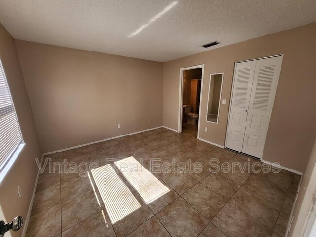 Photo - 905 Old Field Dr