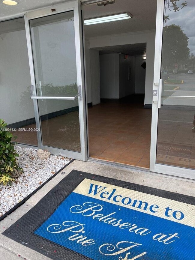 Building Photo - 721 N Pine Island Rd Unit 209