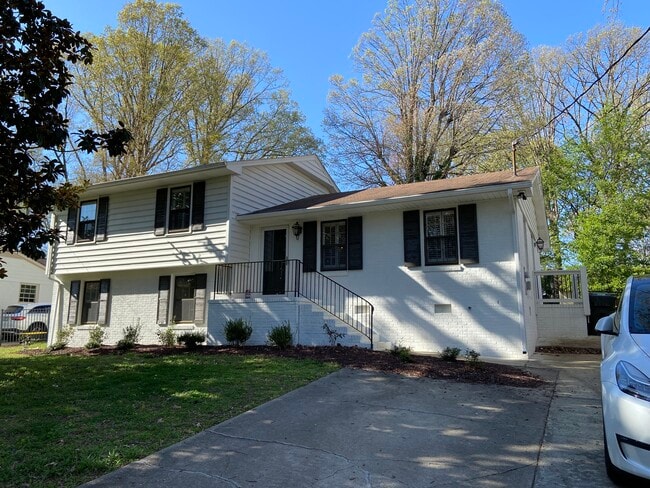 Building Photo - 312 Northfield Dr