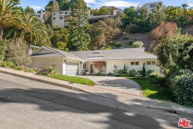 1836 N Doheny Dr
