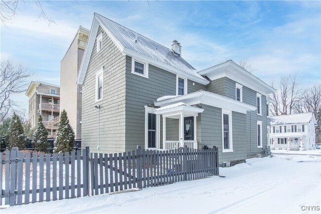 Photo - 325 Holcomb St