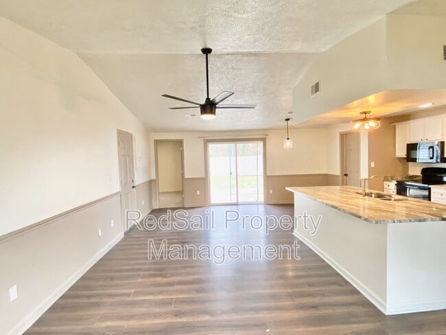 Photo - 725 Chatsworth Dr