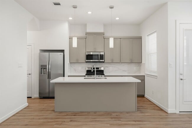 Photo - 1113 Highland Square Ln