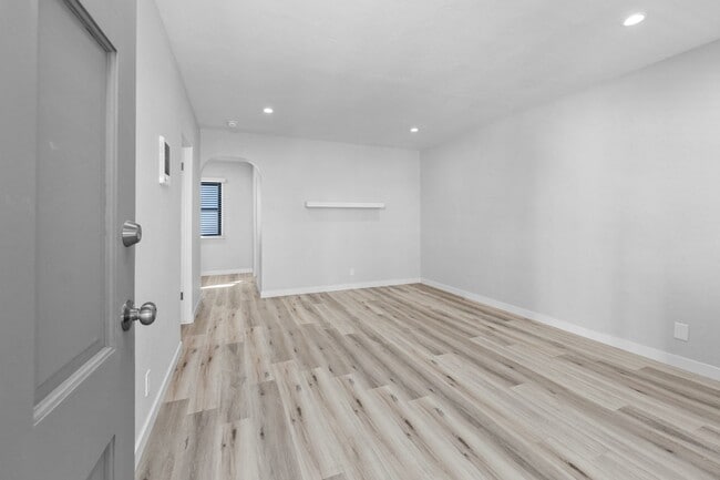 Photo - HILLCREST GREAT RENOVATED ONE BEDROOM APARTMENT. Unit 1833
