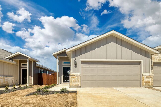 Photo - GORGEOUS 3 BEDROOM DUPLEX LOCATED IN MIDLO...