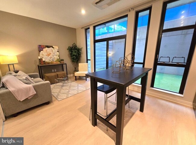 Photo - 1320 Fenwick Ln Unit 6