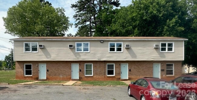 Building Photo - 2667 Dr Carver Rd
